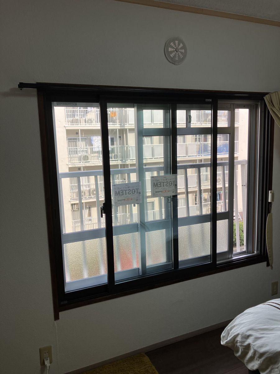 旭トーヨー住器の道路：鉄道の騒音と寒さを軽減する内窓リフォームの施工後の写真3