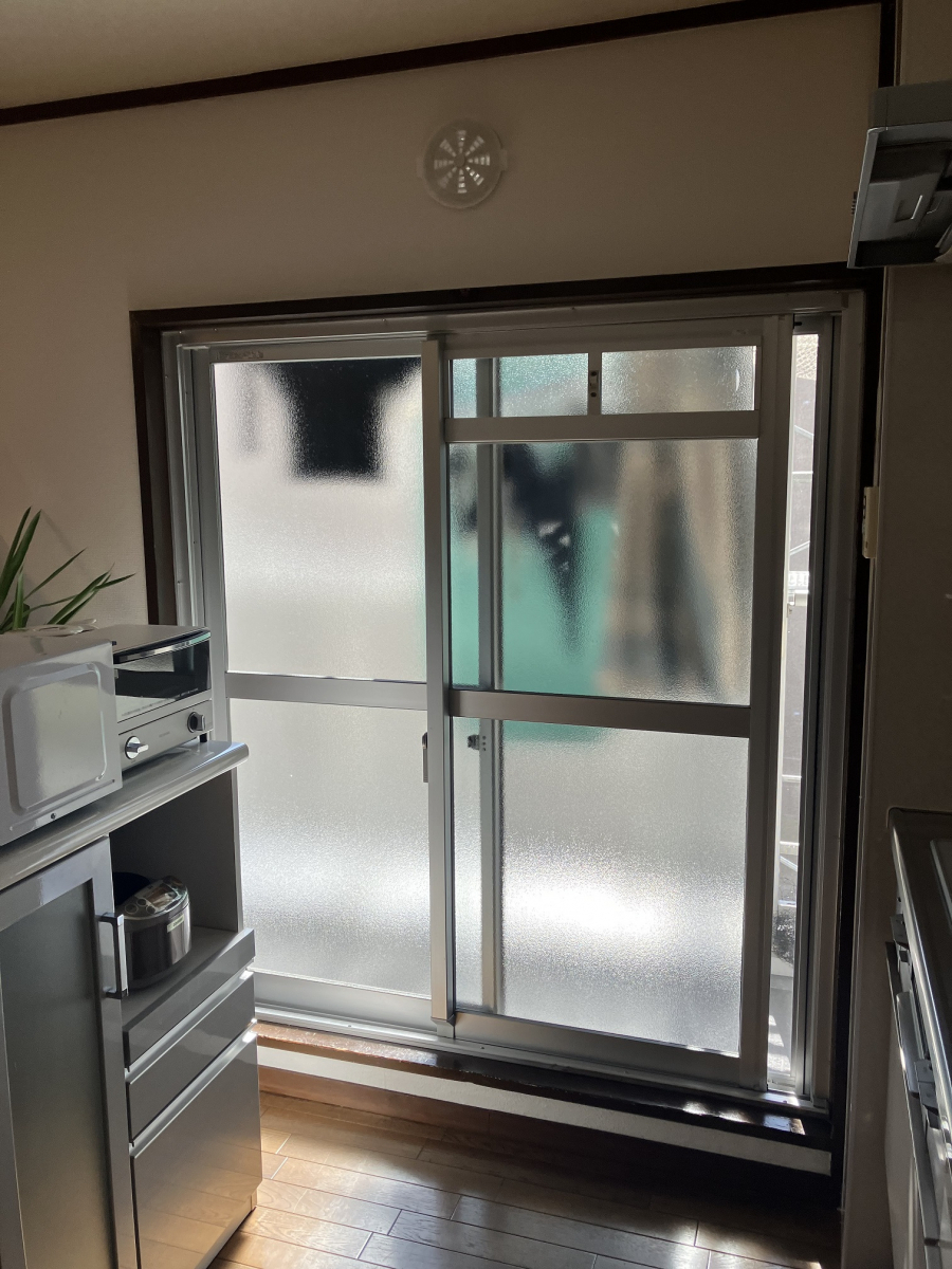 旭トーヨー住器の道路：鉄道の騒音と寒さを軽減する内窓リフォームの施工前の写真1