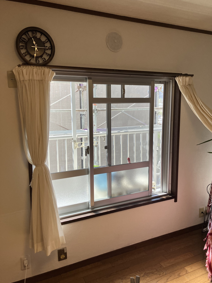 旭トーヨー住器の道路：鉄道の騒音と寒さを軽減する内窓リフォームの施工前の写真2