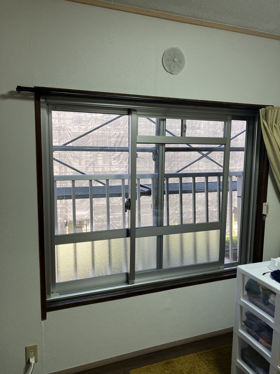 旭トーヨー住器の道路：鉄道の騒音と寒さを軽減する内窓リフォームの施工前の写真3