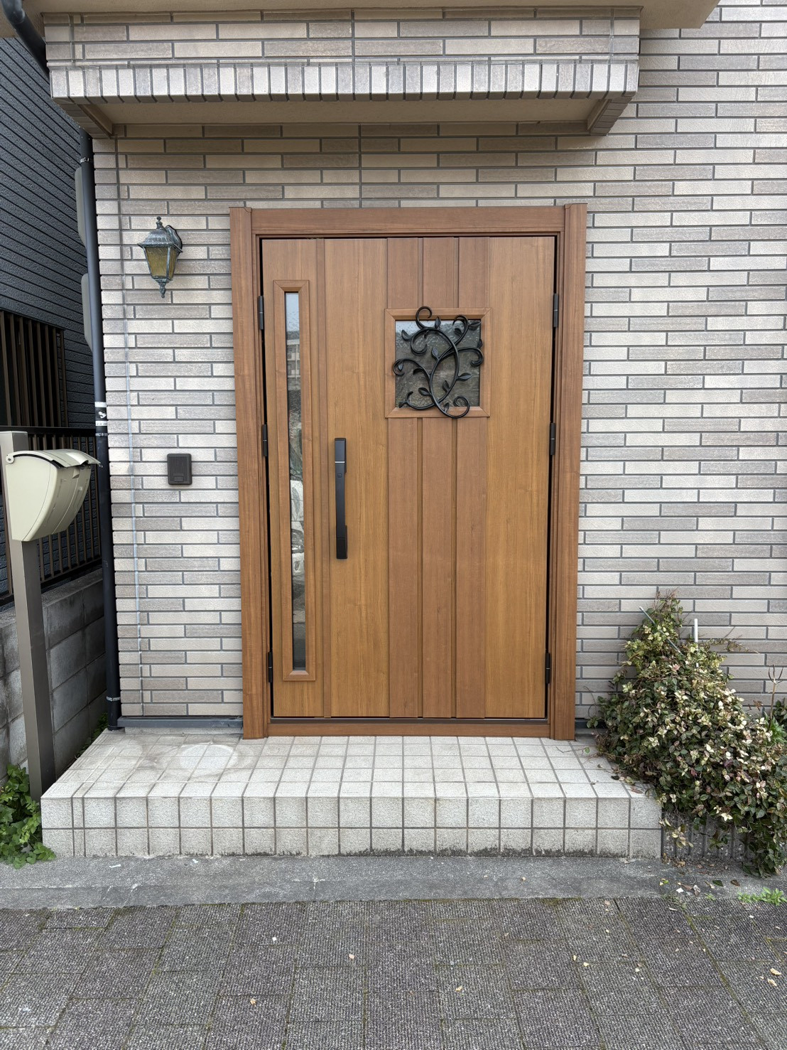 旭トーヨー住器の事務所のような玄関を温かみがある玄関ドアへ一新の施工後の写真1