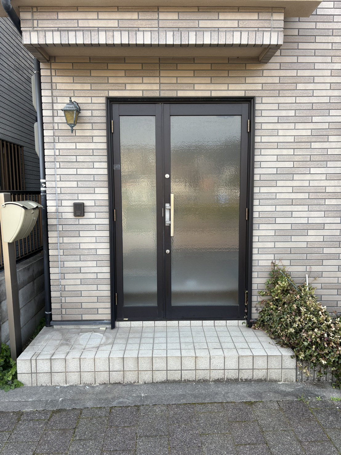 旭トーヨー住器の事務所のような玄関を温かみがある玄関ドアへ一新の施工前の写真1