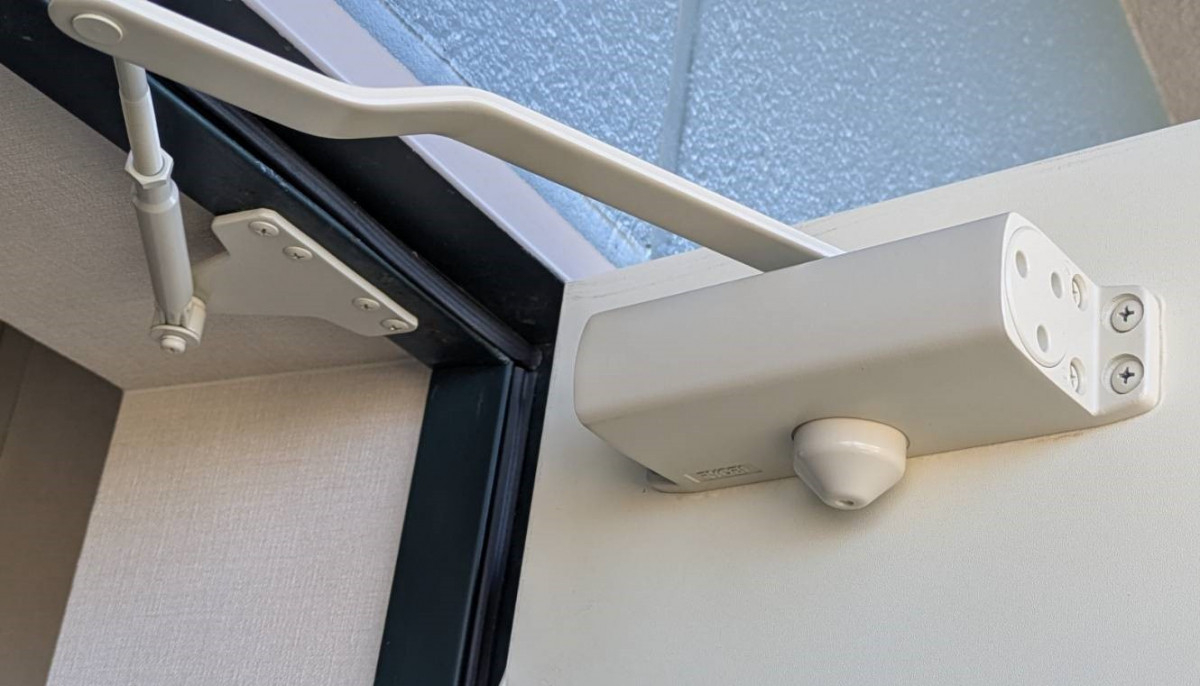 キムラのドアがバタン！を解消｜ドアクローザー交換で安心・快適にの施工後の写真1