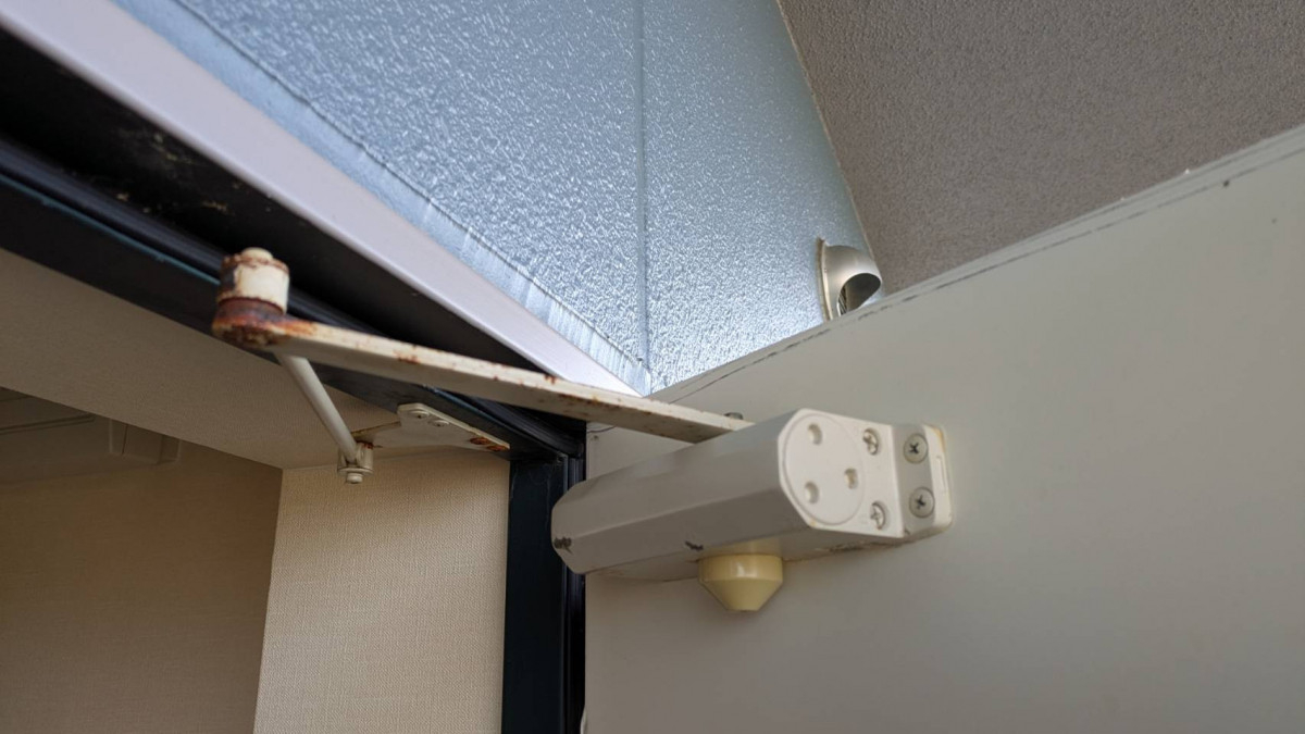 キムラのドアがバタン！を解消｜ドアクローザー交換で安心・快適にの施工前の写真1