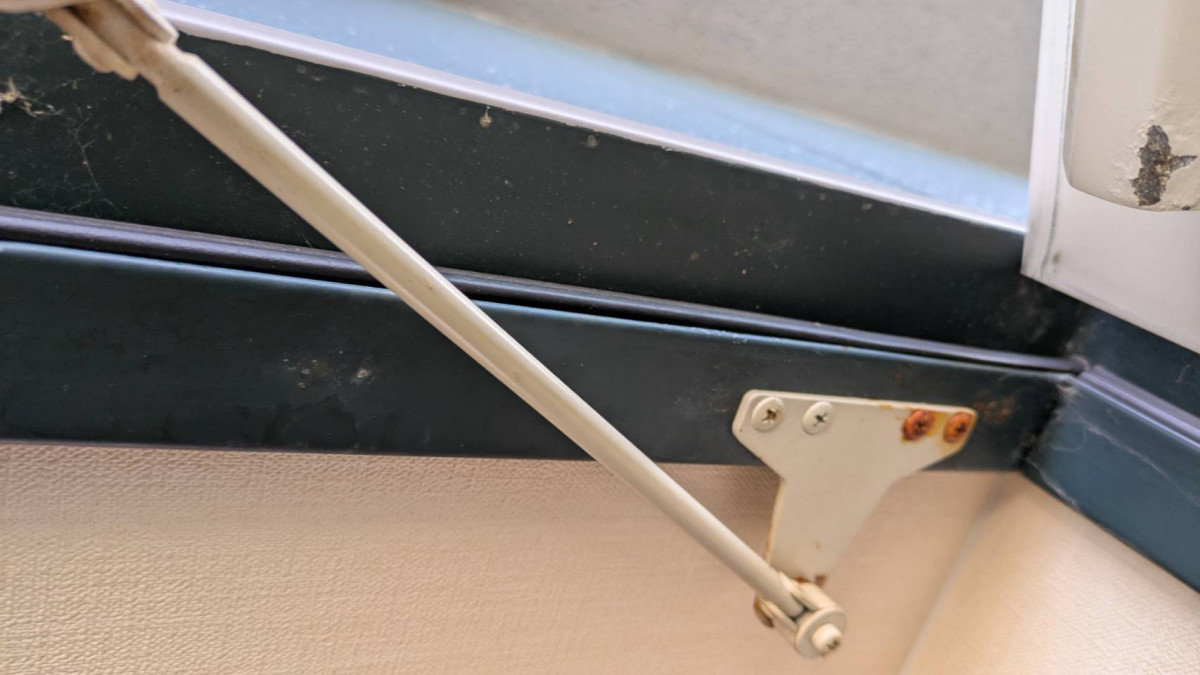 キムラのドアがバタン！を解消｜ドアクローザー交換で安心・快適にの施工前の写真2