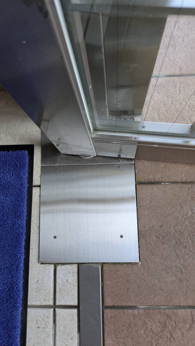 キムラのフロアヒンジ交換でドアの動きをスムーズにの施工後の写真1