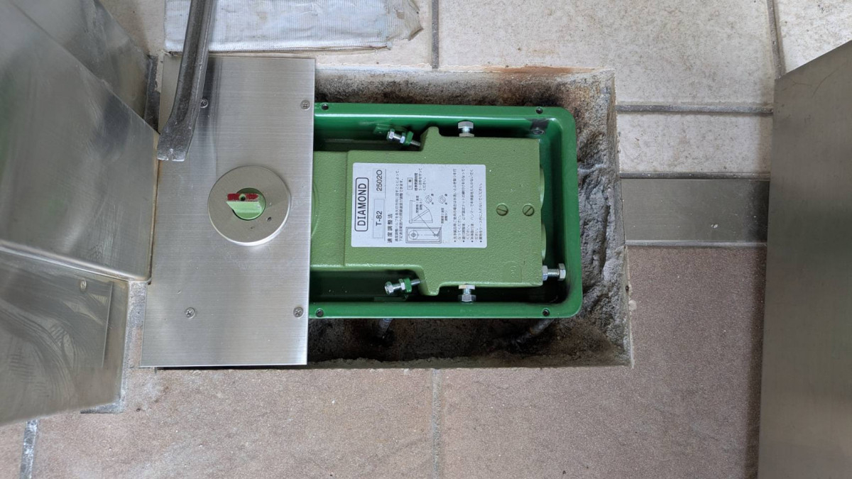 キムラのフロアヒンジ交換でドアの動きをスムーズにの施工後の写真2