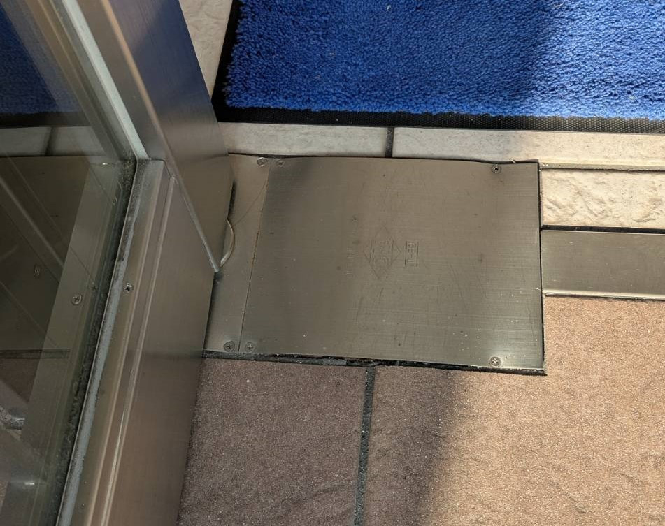 キムラのフロアヒンジ交換でドアの動きをスムーズにの施工前の写真1