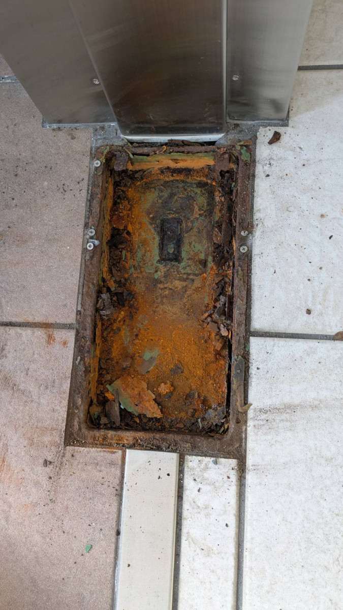 キムラのフロアヒンジ交換でドアの動きをスムーズにの施工前の写真2