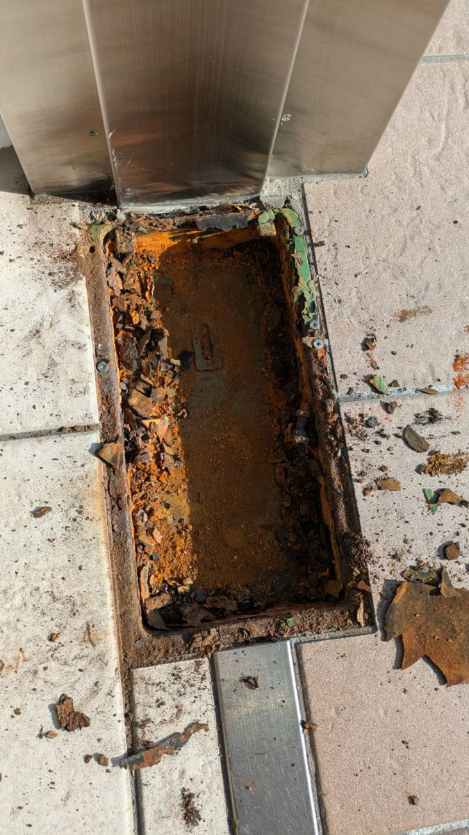 キムラのフロアヒンジ交換でドアの動きをスムーズにの施工前の写真3