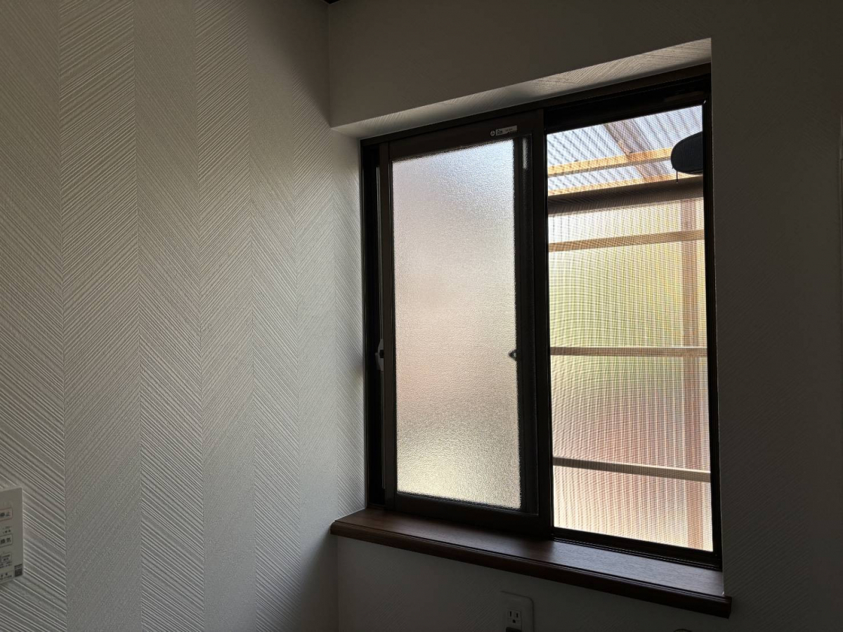 服部興業の内窓で寒さ・結露・音対策！快適なトイレに🚽の施工前の写真1