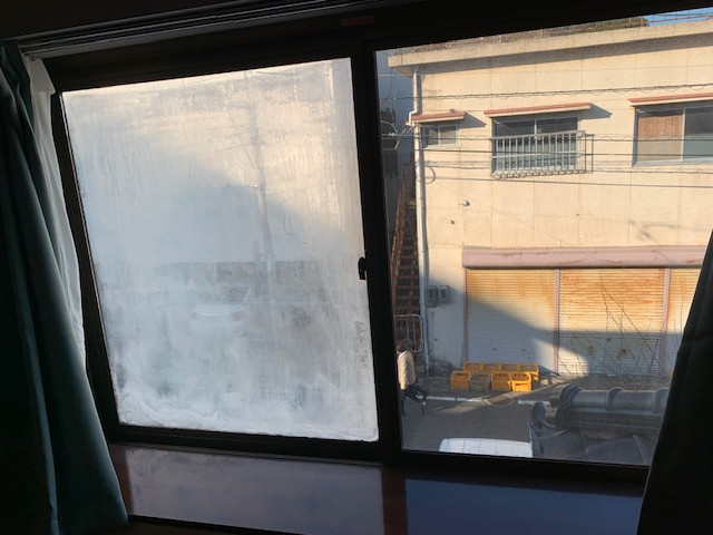 服部興業のガラス内部が白く曇る…ガラス交換でクリアな視界へ！の施工前の写真1