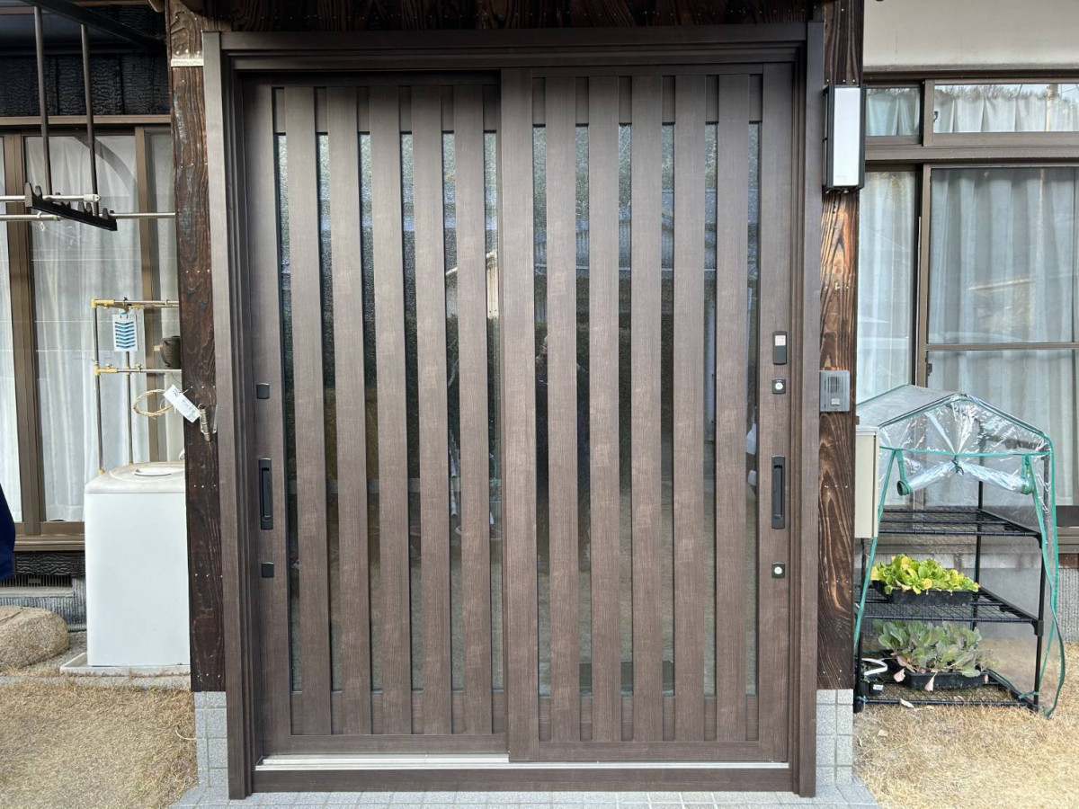 服部興業の【岡山市北区】ぴったりなデザインが選べる！住まいに馴染む玄関へリフォーム★の施工後の写真1