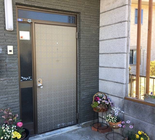 中央アルミ住器の玄関ドア取替工事の施工前の写真1