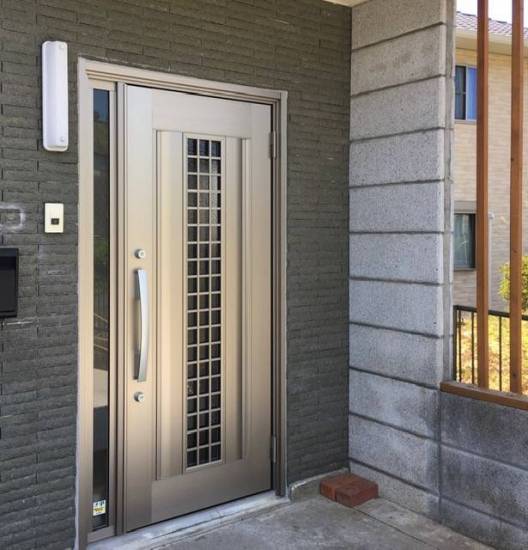 中央アルミ住器の玄関ドア取替工事施工事例写真1