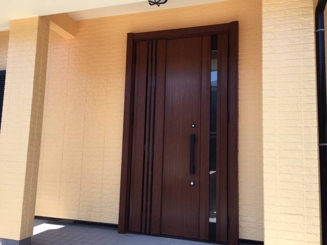 中央アルミ住器の玄関ドア取替工事の施工後の写真1