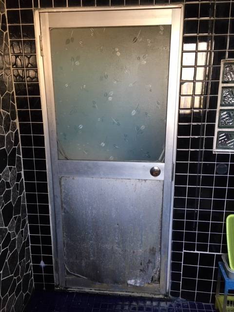 中央アルミ住器の浴室のドアを取替たいの施工前の写真1