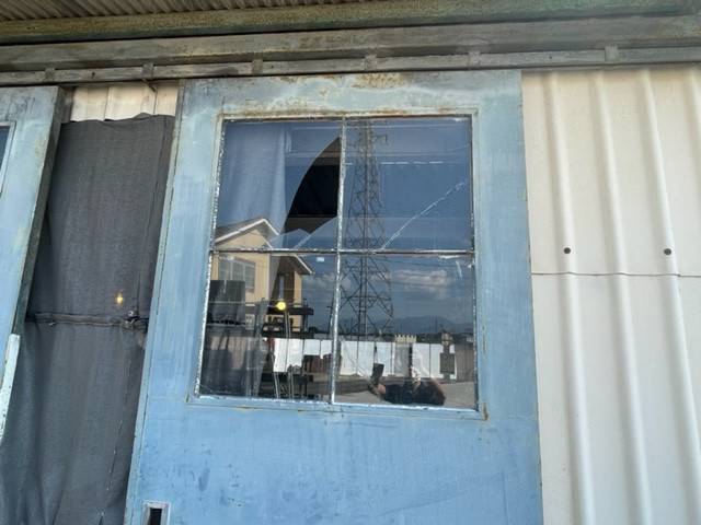 中央アルミ住器のガラスの割れ替え工事　（四日市市）の施工前の写真2