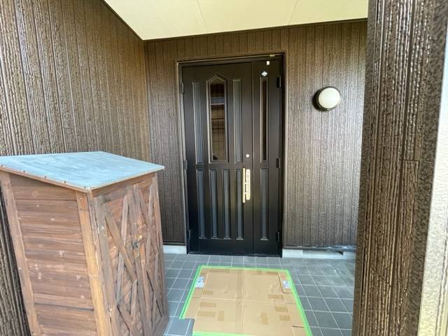 中央アルミ住器の玄関ドアを１日で取替（津市）の施工前の写真1