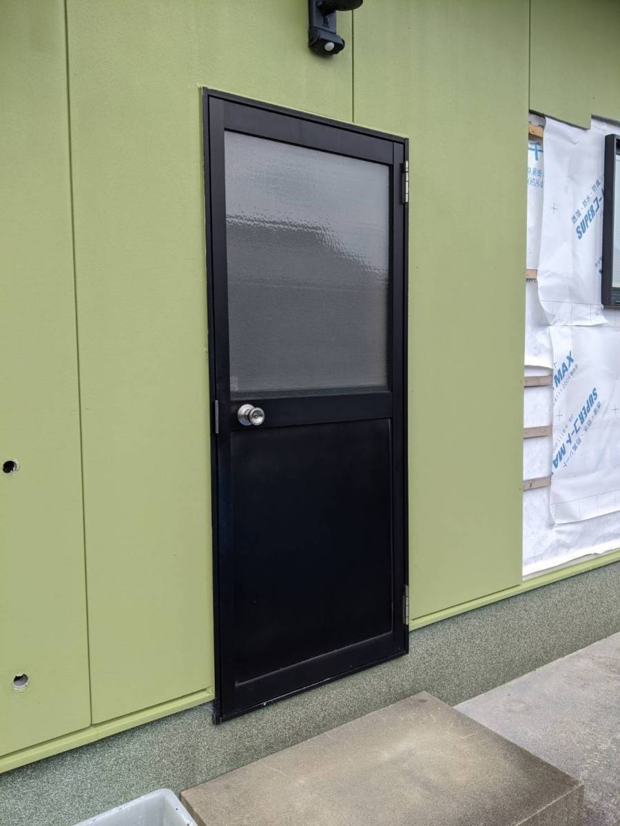 中央アルミ住器の勝手口のドアを採風タイプのドアに変えたいの施工前の写真1
