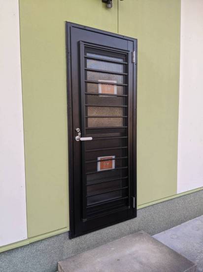 中央アルミ住器の勝手口のドアを採風タイプのドアに変えたい施工事例写真1