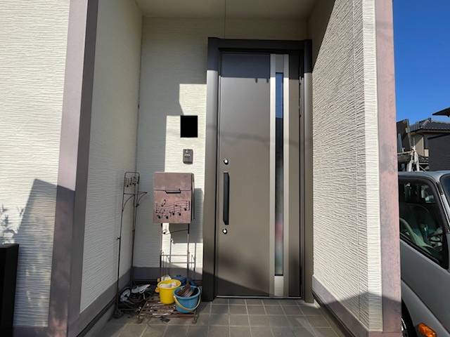 中央アルミ住器の断熱性のいい玄関ドアに取替したい(津市)の施工後の写真1