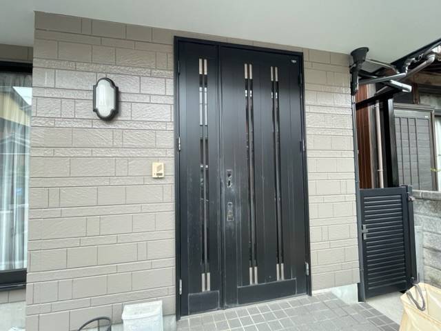 中央アルミ住器の玄関ドアの取替工事(四日市市)の施工前の写真1