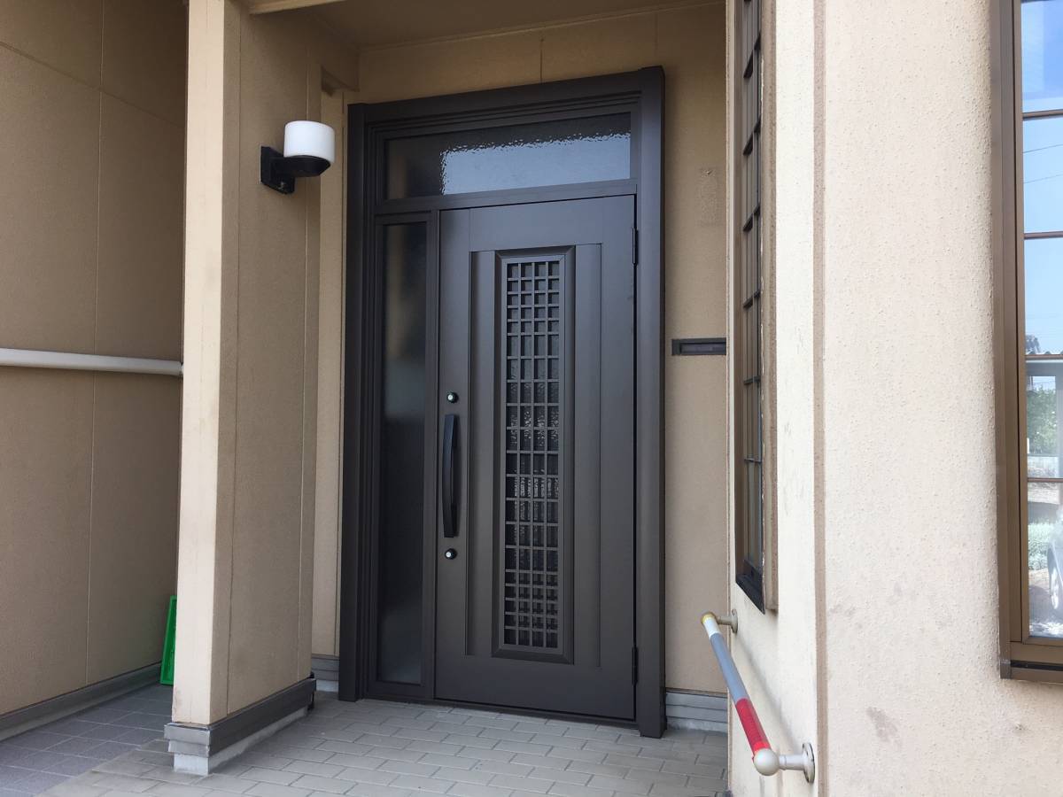 中央アルミ住器の玄関ドア リシェント工事の施工後の写真1