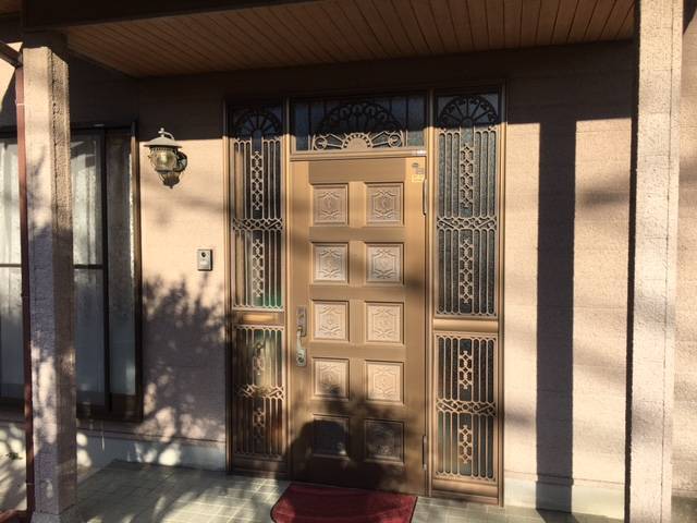 中央アルミ住器の玄関ドアを1日でリフォームの施工前の写真1
