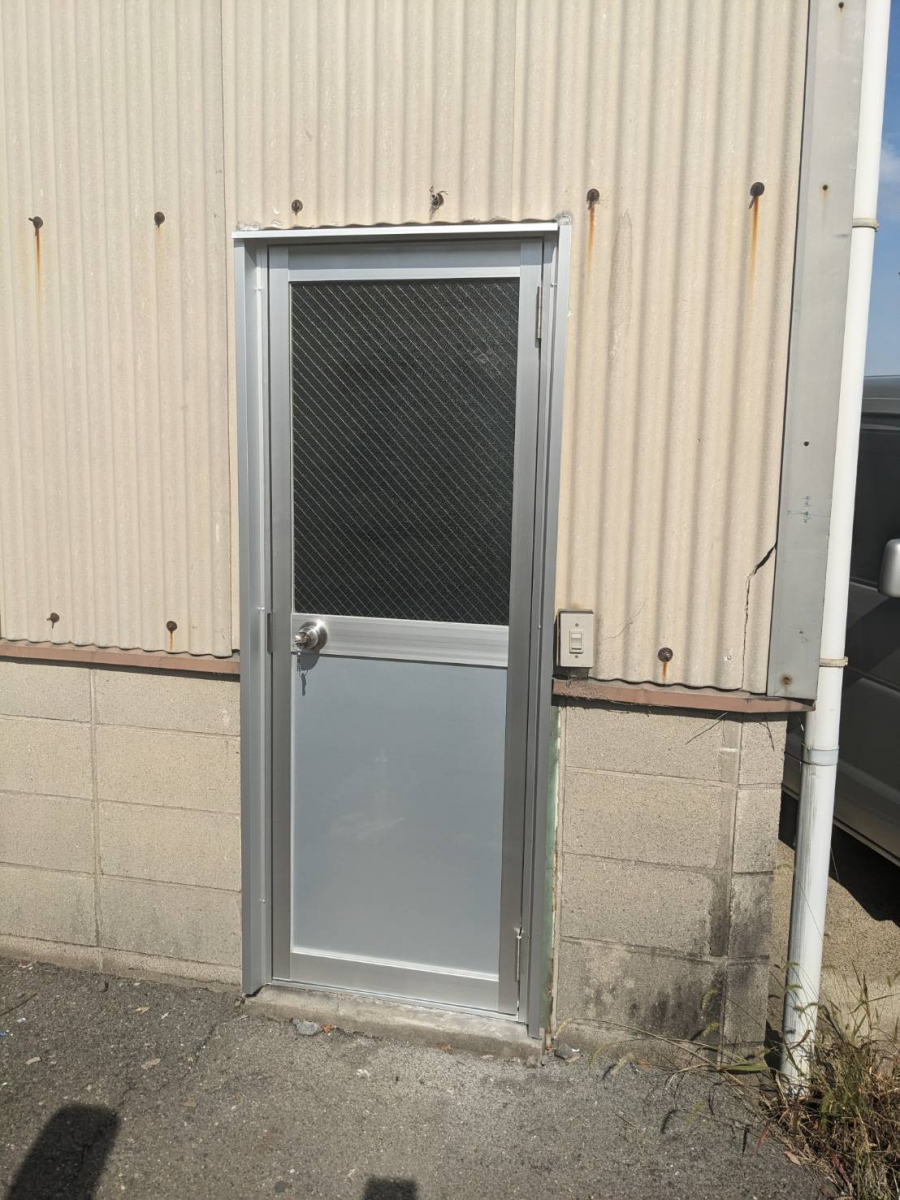 中央アルミ住器の倉庫入口ドアの取替（桑名市）の施工後の写真2