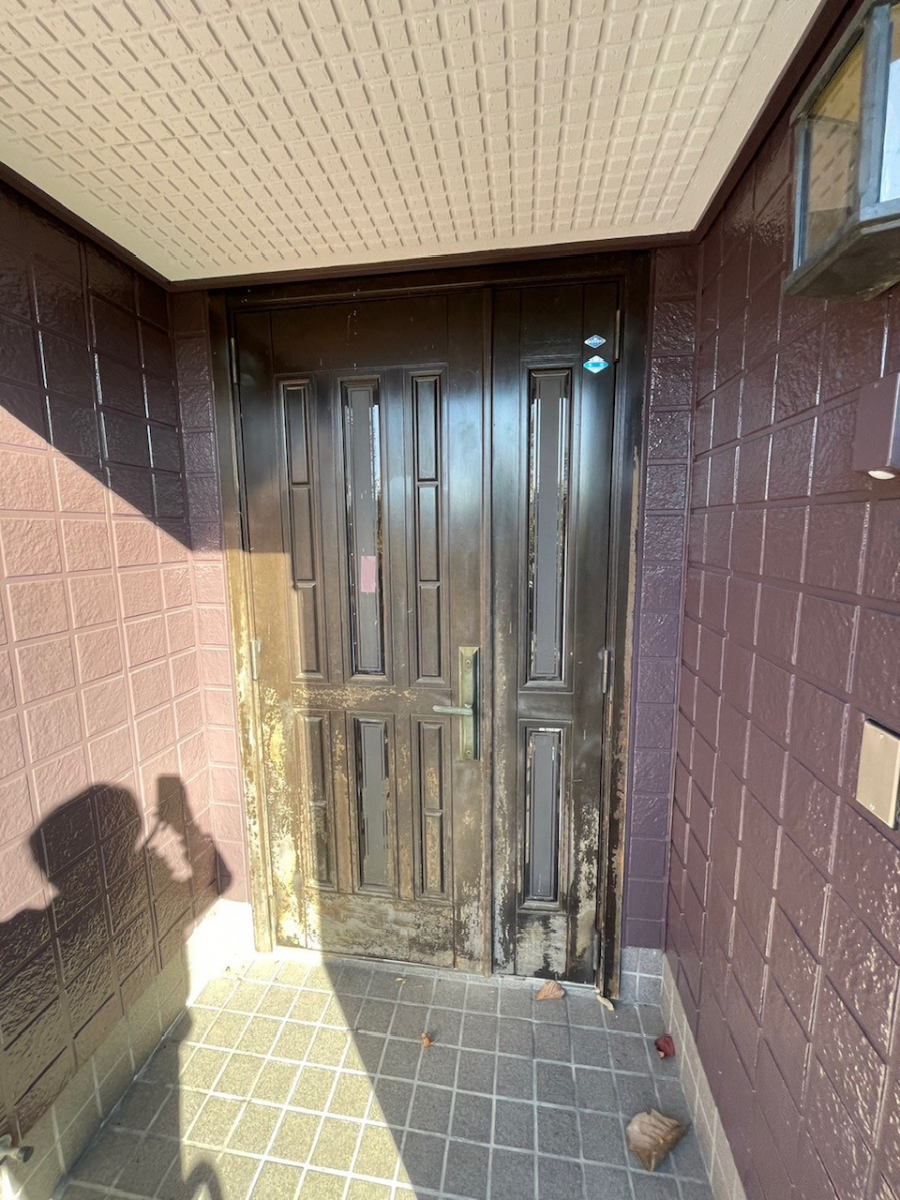 中央アルミ住器の玄関ドアの取替工事（津市）の施工前の写真1