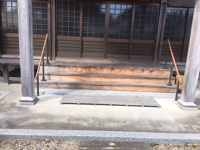 中央アルミ住器のお寺の本堂の階段に手摺を取り付けました。(鈴鹿市)の施工後の写真1
