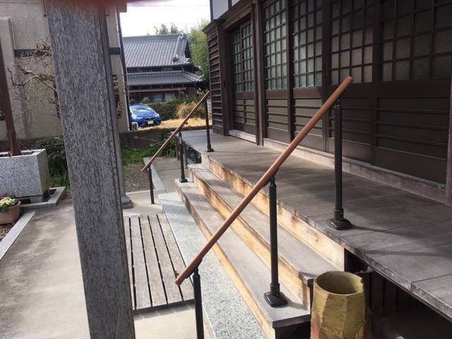 中央アルミ住器のお寺の本堂の階段に手摺を取り付けました。(鈴鹿市)の施工後の写真3
