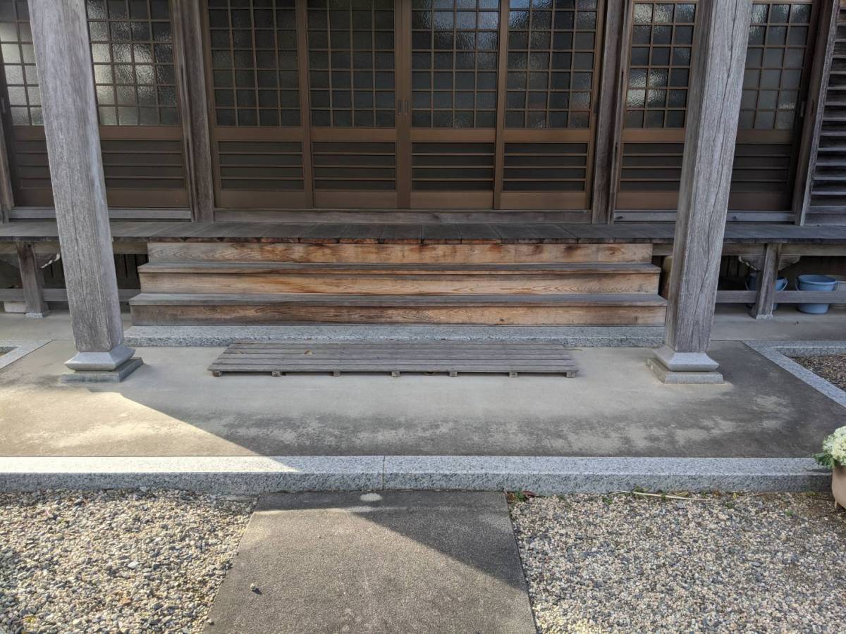 中央アルミ住器のお寺の本堂の階段に手摺を取り付けました。(鈴鹿市)の施工前の写真1