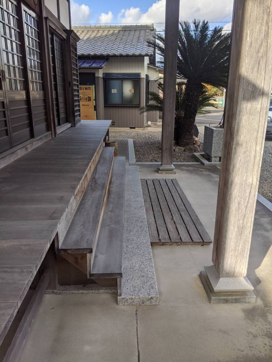 中央アルミ住器のお寺の本堂の階段に手摺を取り付けました。(鈴鹿市)の施工前の写真2
