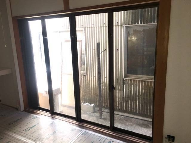 中央アルミ住器の内窓(インプラス)の取付　菰野町の施工前の写真1