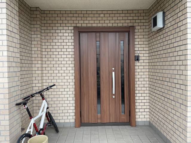 中央アルミ住器の玄関ドアを1日でリフォーム　（鈴鹿市）の施工後の写真1