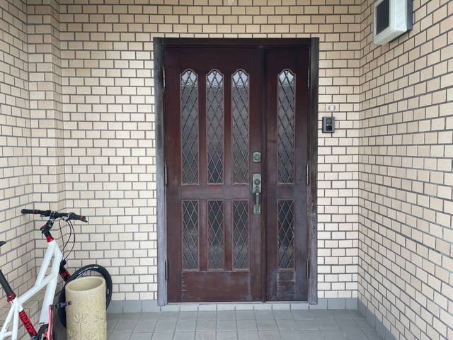 中央アルミ住器の玄関ドアを1日でリフォーム　（鈴鹿市）の施工前の写真1