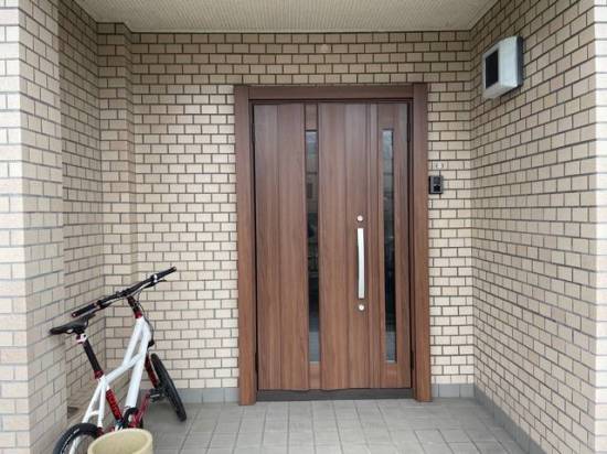 中央アルミ住器の玄関ドアを1日でリフォーム　（鈴鹿市）施工事例写真1