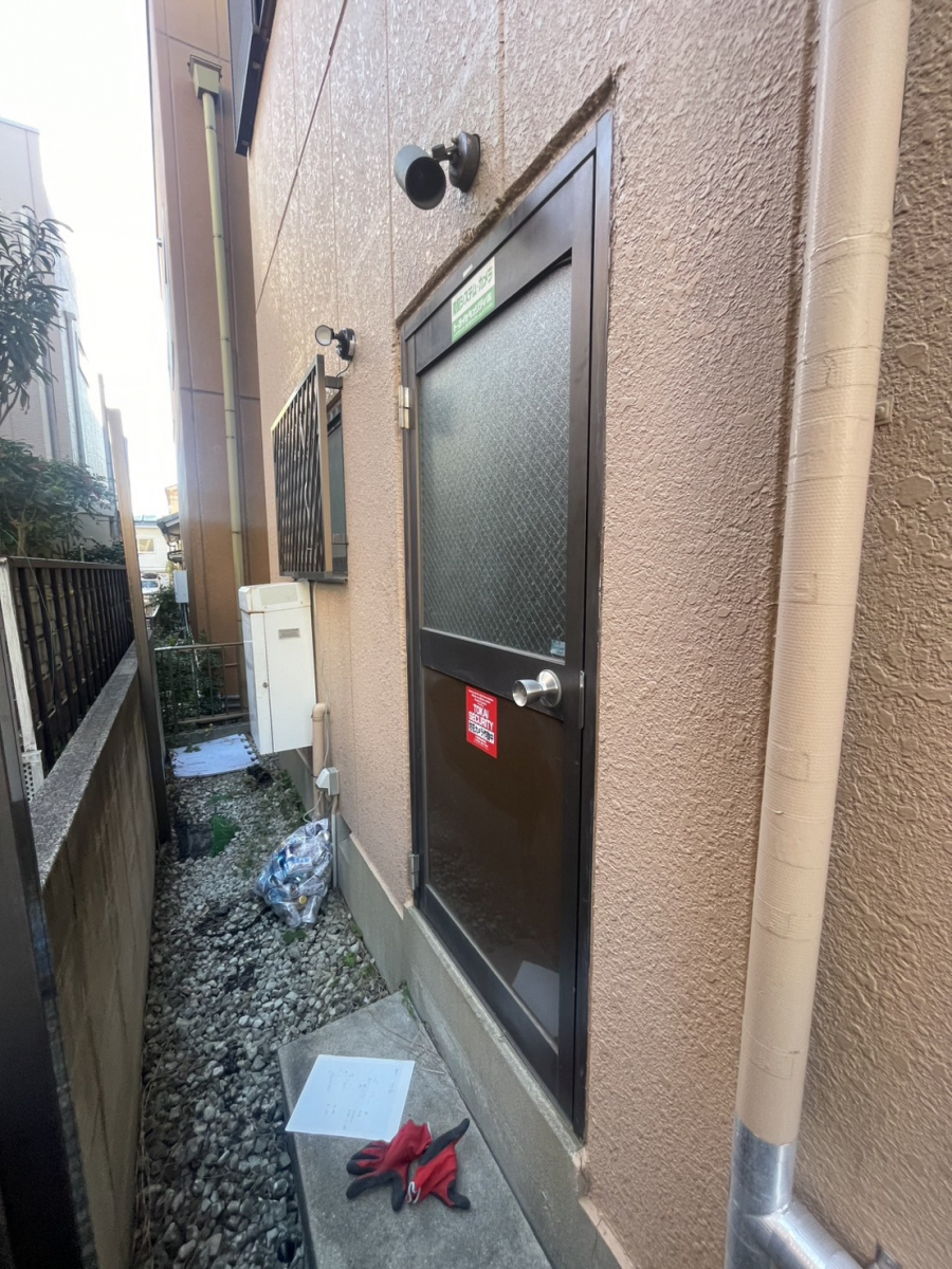 中央アルミ住器の防犯対策で勝手口ドアのリフォームをさせていただきました(名古屋市)の施工前の写真1