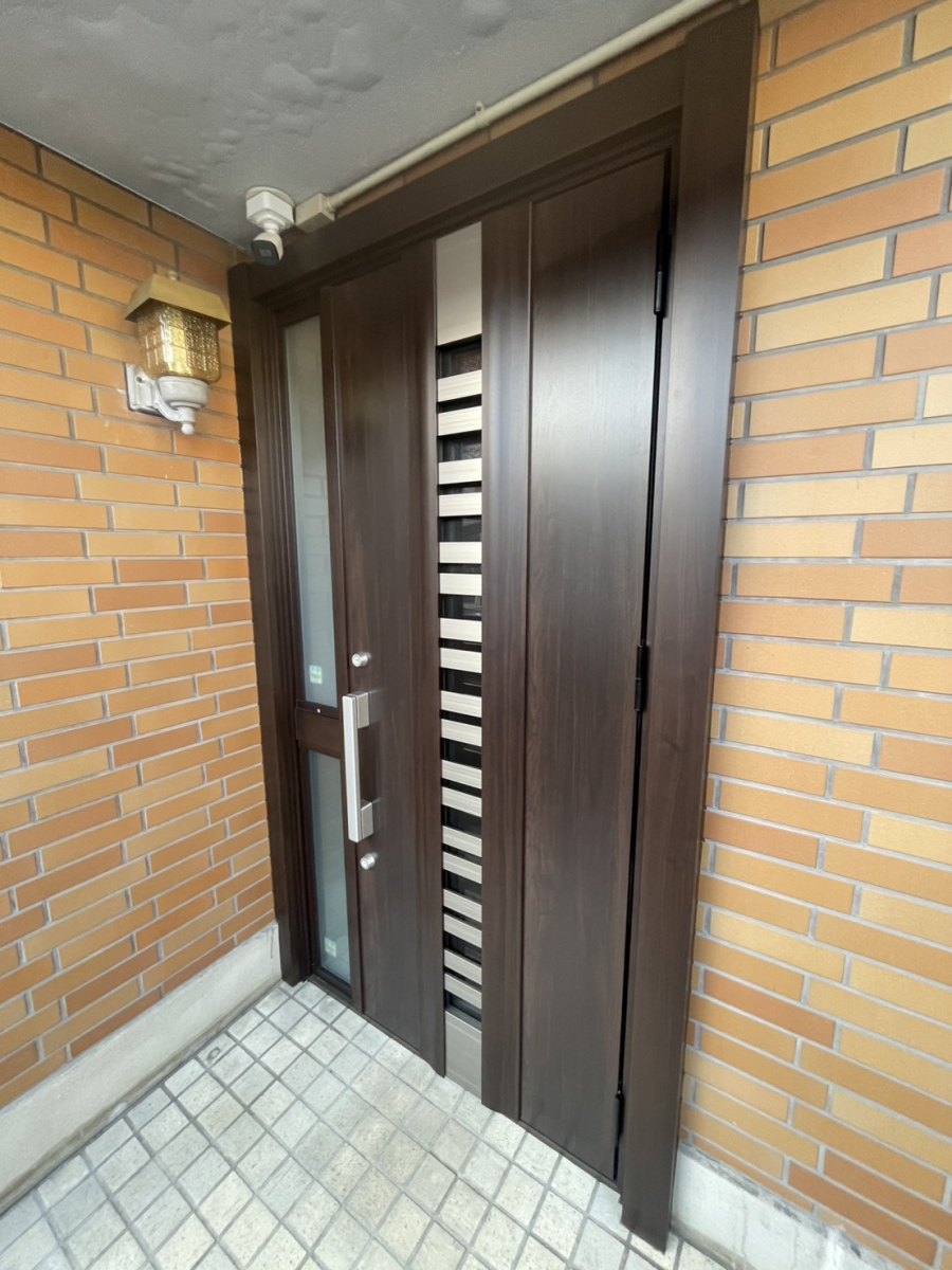 中央アルミ住器の玄関ドアの取替工事（名古屋市）の施工後の写真1