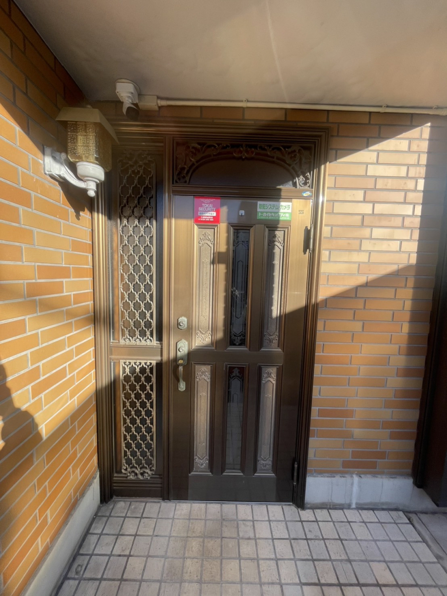 中央アルミ住器の玄関ドアの取替工事（名古屋市）の施工前の写真1