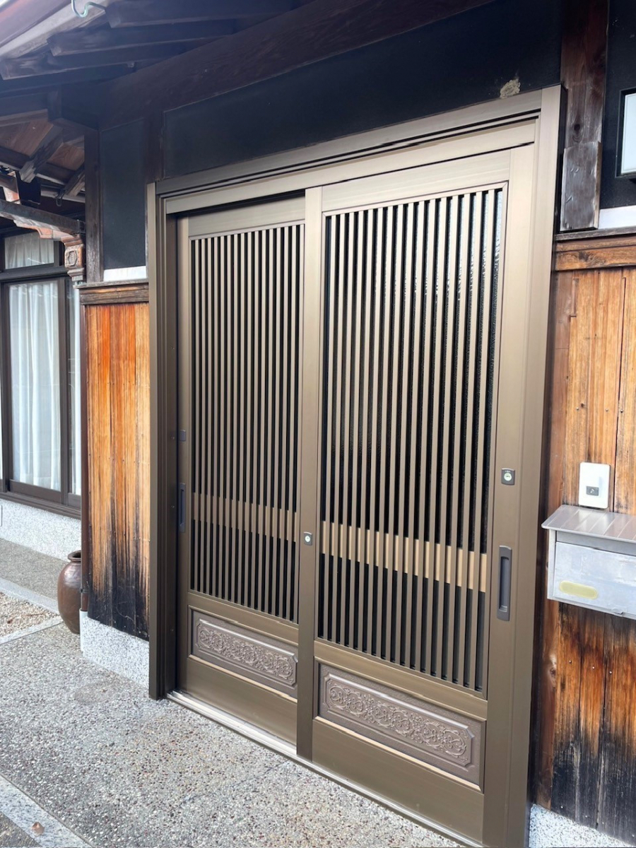 中央アルミ住器の玄関引戸の取替工事(桑名市)の施工後の写真1