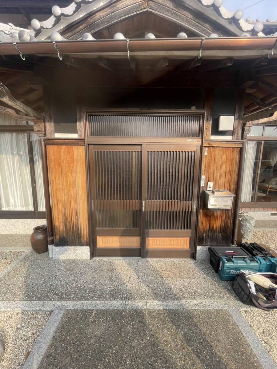 中央アルミ住器の玄関引戸の取替工事(桑名市)の施工前の写真1