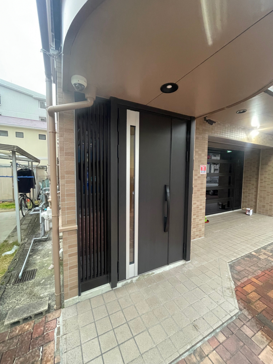 中央アルミ住器の玄関ドアの取替工事(四日市市)の施工後の写真1
