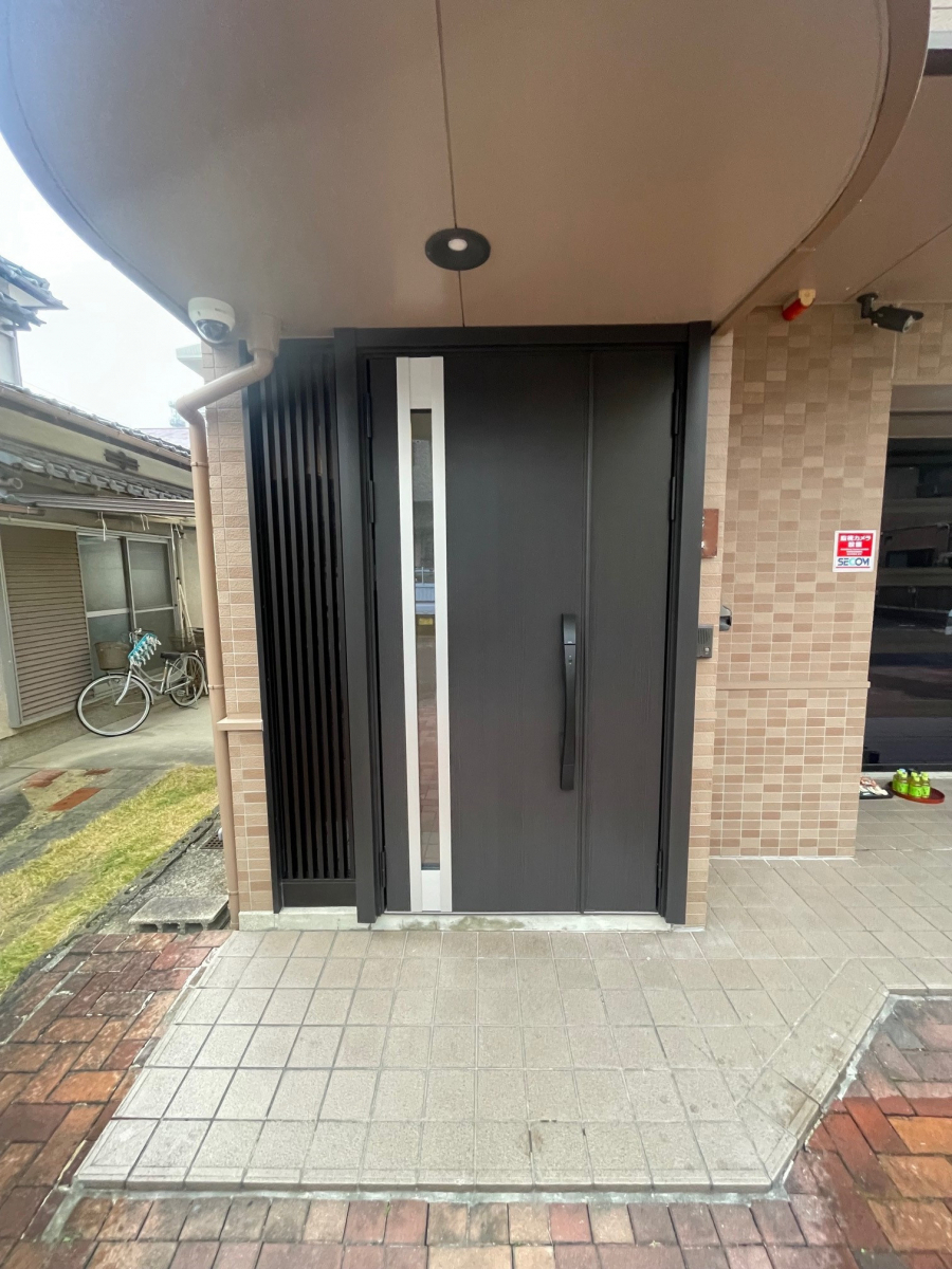 中央アルミ住器の玄関ドアの取替工事(四日市市)の施工後の写真2