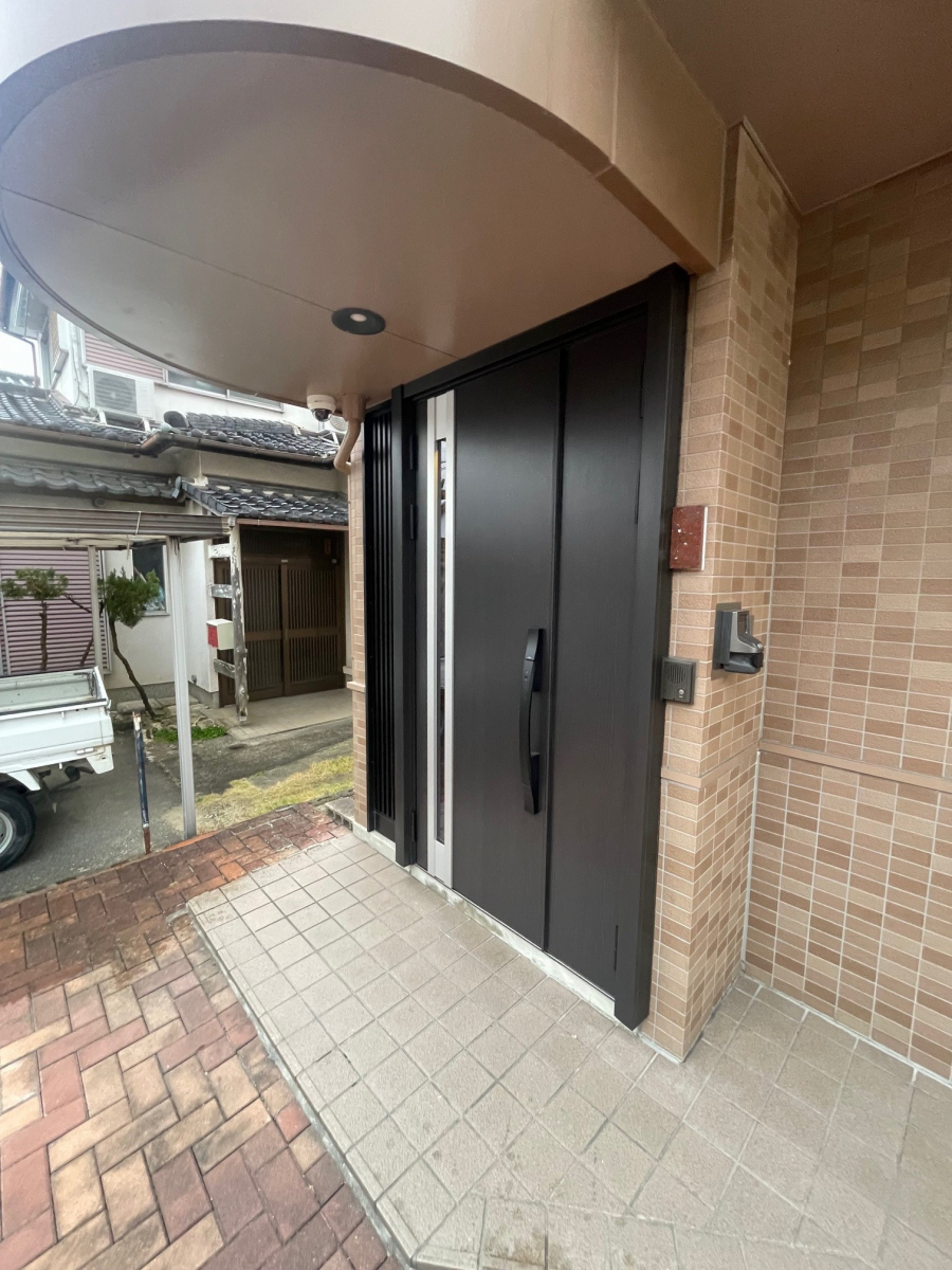 中央アルミ住器の玄関ドアの取替工事(四日市市)の施工後の写真3