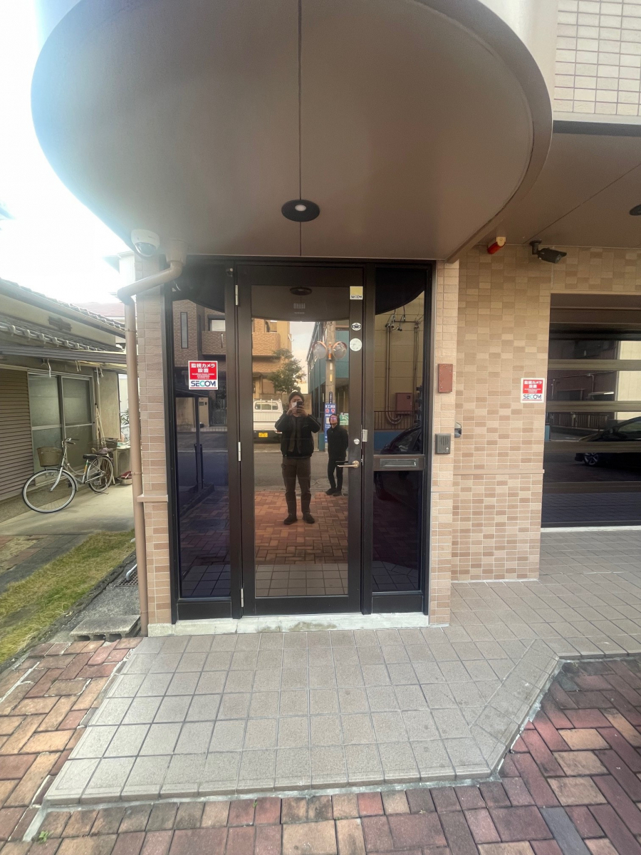 中央アルミ住器の玄関ドアの取替工事(四日市市)の施工前の写真2