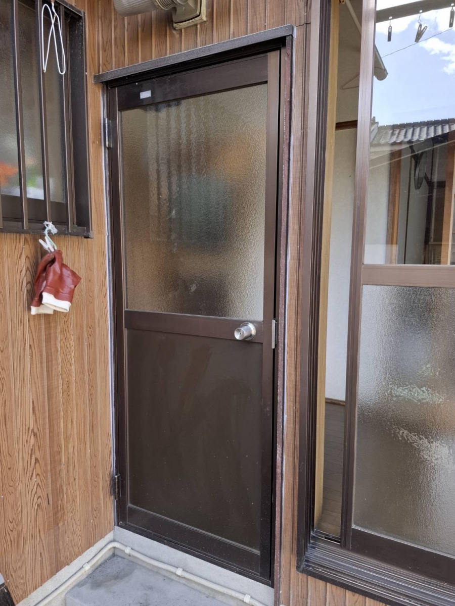 中央アルミ住器の勝手口ドアの取替工事(四日市市)の施工前の写真1