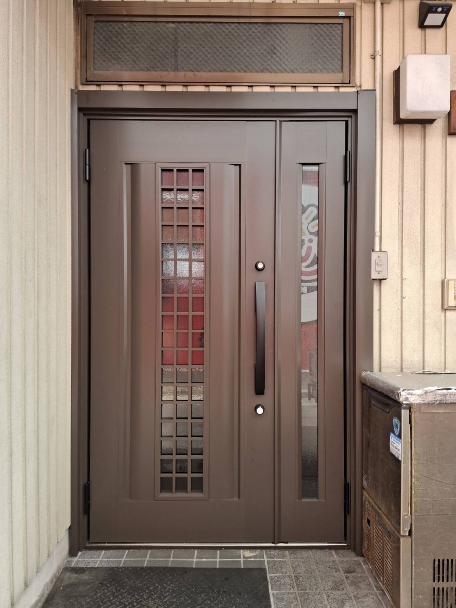 中央アルミ住器の裏玄関ドアのリフォーム(桑名市)の施工後の写真1